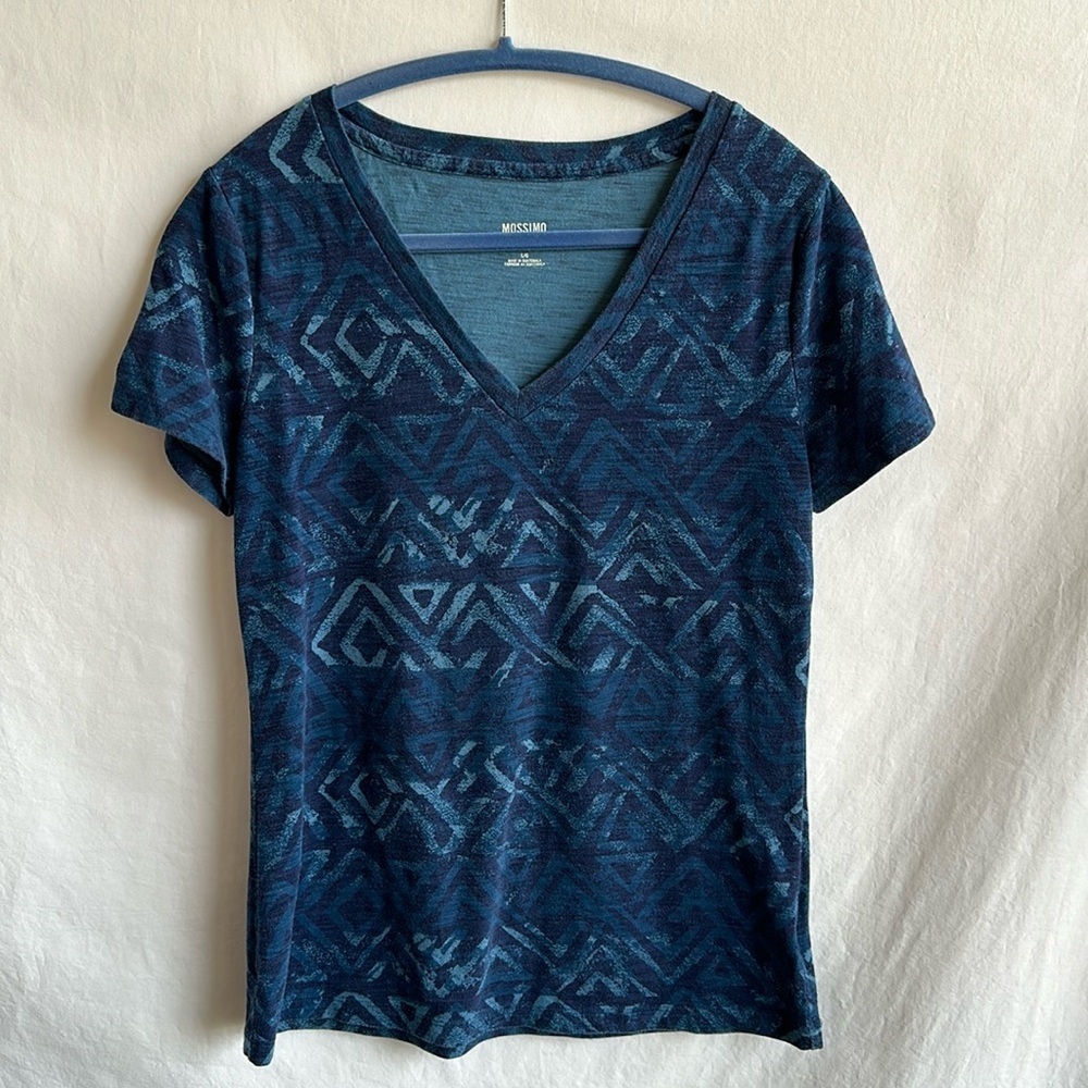 Mossimo blue Aztec print V-neck tee, size L